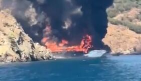 Туристически кораб се запали, над 100 души скочиха във водата, за да се спасят (ВИДЕО)