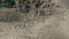 Гигантската вълна помете всичко по пътя си: Над 160 са жертвите в Непал и Тибет, стотици са все още в неизвестност