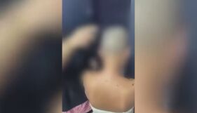 Барман обръсна главата на жена заради неплатена сметка (ВИДЕО)
