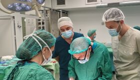 Тумор, превърнал костта ѝ в „черупка на яйце“: С 12-часова операция възстановиха челюстта на жена с кост от таза