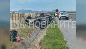 Кола се обърна по таван на АМ „Тракия“, майка и дете са в болница (СНИМКИ)