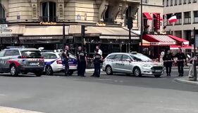 С нож във всяка ръка: Мъж нападна три жени, две от тях са тежко ранени (ВИДЕО)