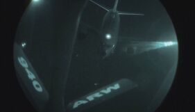Американски самолет цистерна KC-135 Stratotanker зарежда с гориво разузнавателен P-8 Poseidon над Близкия изток