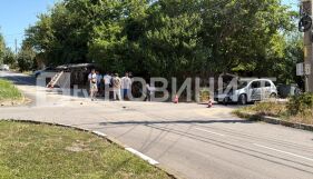 Катастрофа между бус и автомобил в Русе. Бременна жена и момиченце на година са сред пострадалите