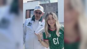 Жена плаща €5200, за да сбъдне мечтата на дядо си. Купила е билет за мач от световното, но на стадиона не ги пускат