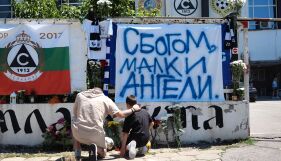 В памет на загиналите деца: Отрупаха с цветя стадиона на Славия
