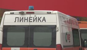 Шофьор заспа зад волана, навлезе в насрещното и се блъсна челно в друга кола