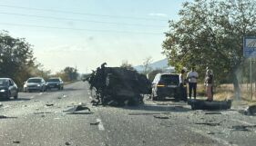 Кола падна от автовоз под мост на Подбалканския път, друг автомобил се блъсна в нея (СНИМКИ)