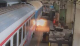 Експлозия във вагон изби 300 кв. метра стъкла в ЖП депо „Надежда“. Проверяват дали взривът е умишлен (ВИДЕО)
