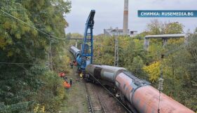 Седем вагона с амониева селитра дерайлираха в Русе, разпиляха се около 20 кг от товара (ВИДЕО)