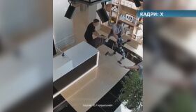 Хуманоиден робот скочи на бой, след  като клиент на магазин го бутна (ВИДЕО)