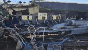 Пътнически влак със 120 души се сблъска с камион, превозващ цимент (ВИДЕО)
