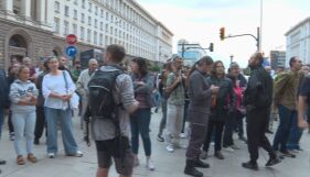 Под прозорците на властта: Протест настоява за оставка на правителството