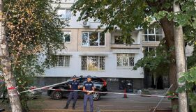 Мъж скочи от блок в София, след като многократно наръга детето си (СНИМКИ)