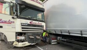 Жена загина при удар между кола и товарен автомобил в Бургаско