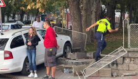 Кола се заби в оградата на детска градина във Велико Търново (СНИМКИ)