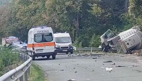 Трима младежи загинаха при челен удар между кола и камион край Айтос (ВИДЕО и СНИМКИ)