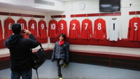 Нововъведение: Фенове гледат на живо какво се случва в съблекалнята