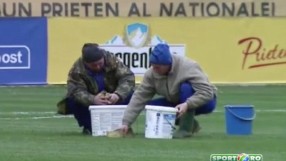 Румънците отводняват терена си с... гъби, всички им се подиграват (ВИДЕО)