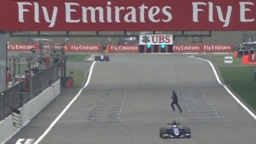 Луд китаец рискува живота си и поиска да кара болид от Формула 1 (ВИДЕО)