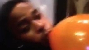 Звезда на Ливърпул употребява райски газ преди мач