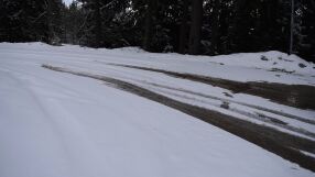 Коли и камион закъсаха заради снеговалеж по високите части на област Смолян