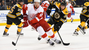 Бостън победи Детройт и остави съдбата на последните две плейофни места в НХЛ неясна (ВИДЕО)