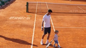 Новак Джокович с малък помощник на корта (ВИДЕО)