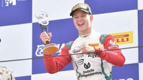 Синът на Шумахер дебютира с победа