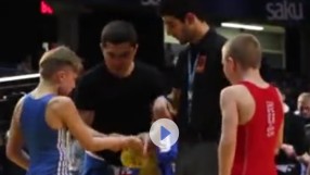 Последовател на Суарес хапе на тепиха (ВИДЕО)