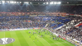 Сблъсъци между фенове забавиха началото на 