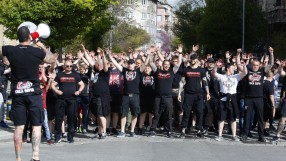 Шествието на ЦСКА блокира Орлов мост за кратко (ВИДЕО И ГАЛЕРИЯ)