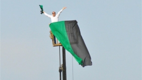 Забраниха на фен да гледа мачове, той си нае кран (ВИДЕО)