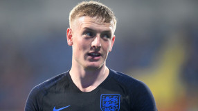 Английски национал раздава юмруци пред бар (ВИДЕО)