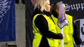 Хит в мрежата: Две германки крепят ъглово флагче