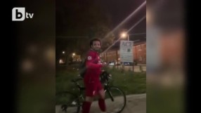 Салах си тръгнал с колело от Саутхемптън (ВИДЕО)