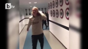 Луд купон в съблекалнята на заспалия гигант (ВИДЕО)