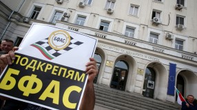 Десетки автомобилни състезатели на протест в столицата (ВИДЕО)