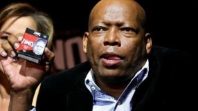 Бивш футболист подпомага борбата с коронавируса с... презервативи (ВИДЕО)