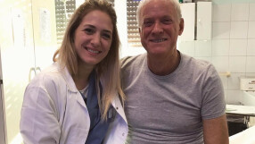 Баскетболни съдии замениха свирките с медицински престилки 