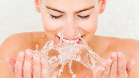 Корейска тайна за сияйна кожа: трикът с газирана вода, по който всички полудяха