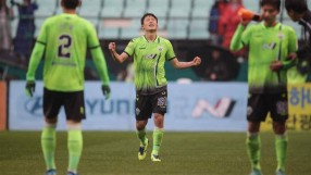 Треньори с маски и без разговори на терена: Футболът се завръща в Южна Корея