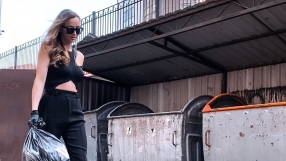 До кофата за боклук, но с официален тоалет 