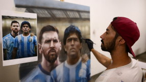 Портрети на Марадона украсиха улиците на Буенос Айрес (ВИДЕО)