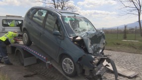 Две коли се удариха челно до Банкя, има пострадало дете