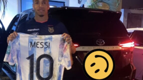 Като малко дете: Радостта от една фланелка на Меси (ВИДЕО)