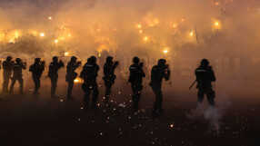 Белградското дерби: Скука на терена, бомби от трибуните и руски знаци 