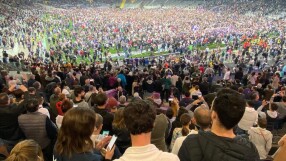 Цунами от фенове: 