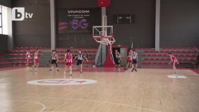 Юноши играха благотворително, за да съберат пари за лечението на треньорка