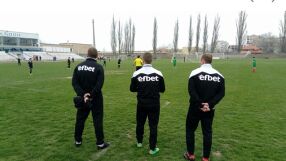 Гавра с деца във Видин: Стоят под дъжда, за да не цапат съблекалните